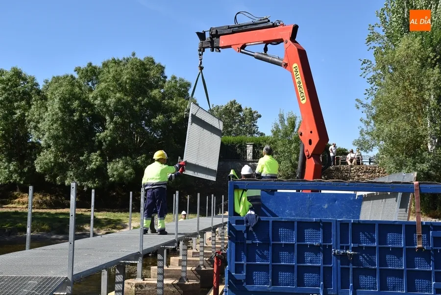 Foto 3 - Pistoletazo de salida al verano 2024 con la instalaci&oacute;n de la pasarela