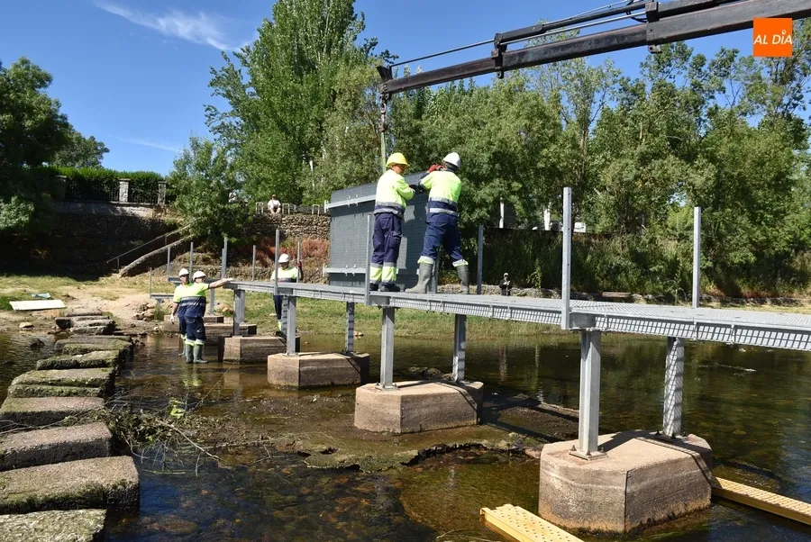 Foto 5 - Pistoletazo de salida al verano 2024 con la instalaci&oacute;n de la pasarela