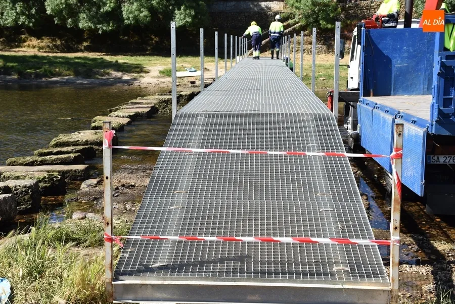 Foto 6 - Pistoletazo de salida al verano 2024 con la instalaci&oacute;n de la pasarela