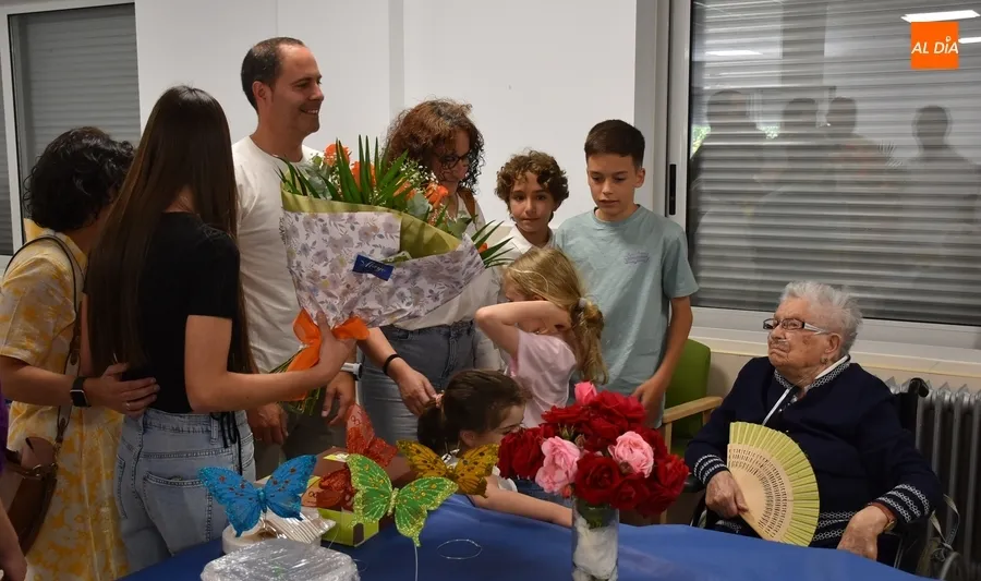 Foto 2 - Joaquina Mart&iacute;n Barbero sopla las velas por sus 100 a&ntilde;os rodeada de su familia