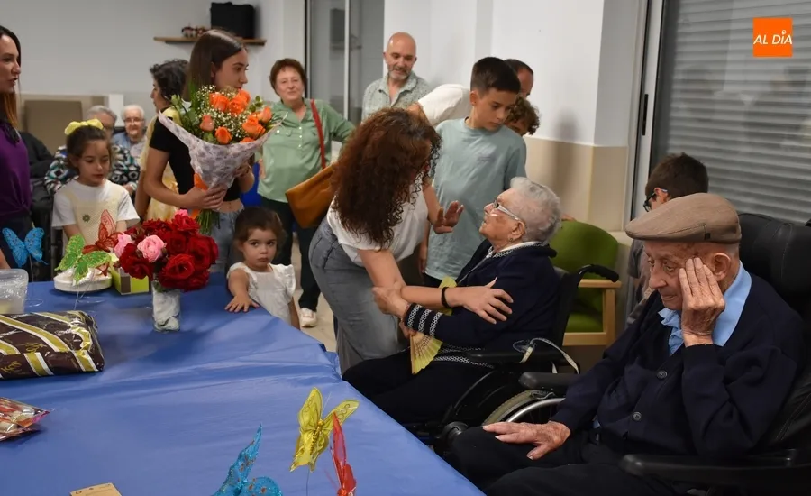 Foto 3 - Joaquina Mart&iacute;n Barbero sopla las velas por sus 100 a&ntilde;os rodeada de su familia
