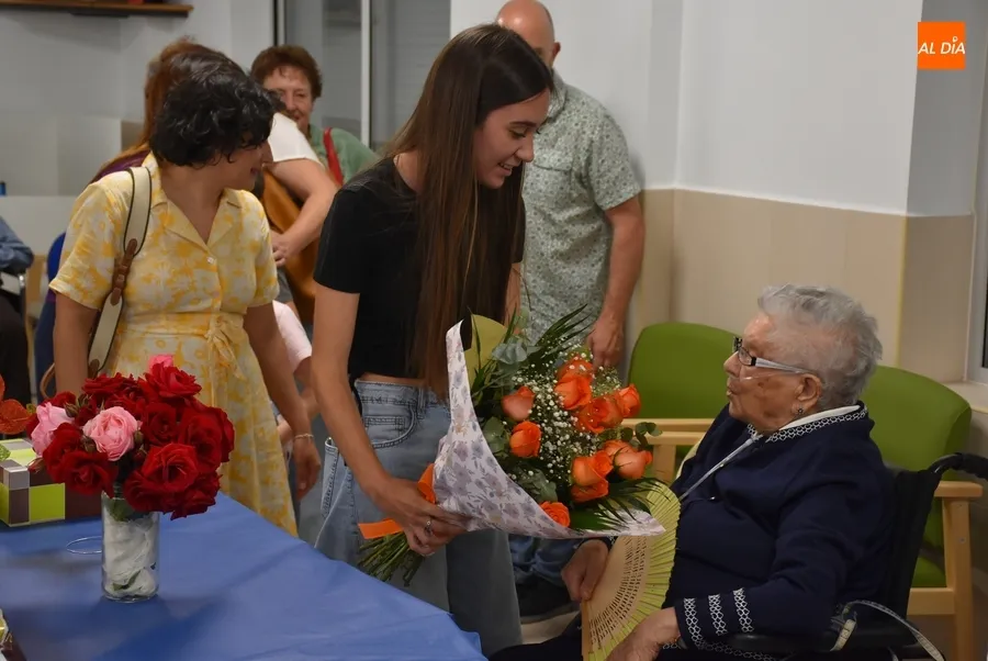 Foto 4 - Joaquina Mart&iacute;n Barbero sopla las velas por sus 100 a&ntilde;os rodeada de su familia