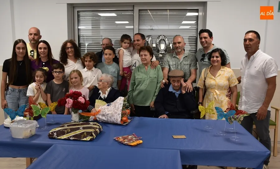 Foto 5 - Joaquina Mart&iacute;n Barbero sopla las velas por sus 100 a&ntilde;os rodeada de su familia