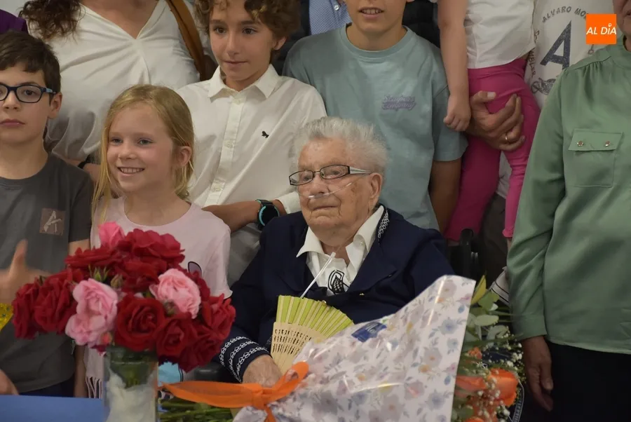 Foto 6 - Joaquina Mart&iacute;n Barbero sopla las velas por sus 100 a&ntilde;os rodeada de su familia