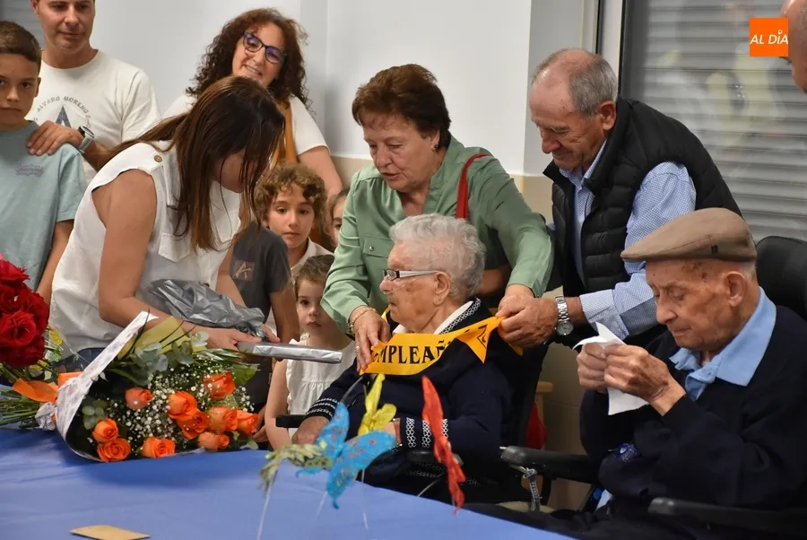 Foto 8 - Joaquina Mart&iacute;n Barbero sopla las velas por sus 100 a&ntilde;os rodeada de su familia