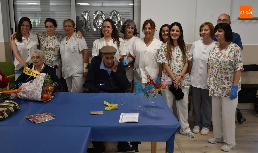 Foto 9 - Joaquina Mart&iacute;n Barbero sopla las velas por sus 100 a&ntilde;os rodeada de su familia