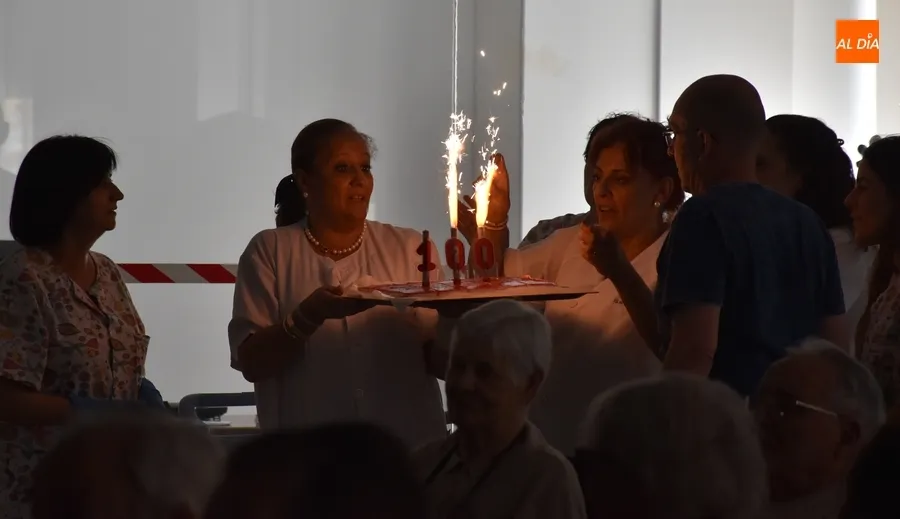 Foto 10 - Joaquina Mart&iacute;n Barbero sopla las velas por sus 100 a&ntilde;os rodeada de su familia