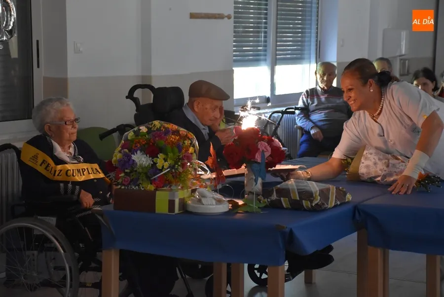 Foto 11 - Joaquina Mart&iacute;n Barbero sopla las velas por sus 100 a&ntilde;os rodeada de su familia