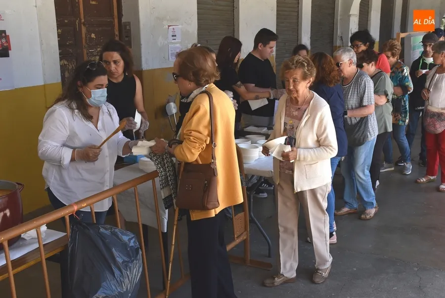 Foto 3 - Cerca de medio millar de comensales degusta las patatas mene&aacute;s de la Semana de la Caridad
