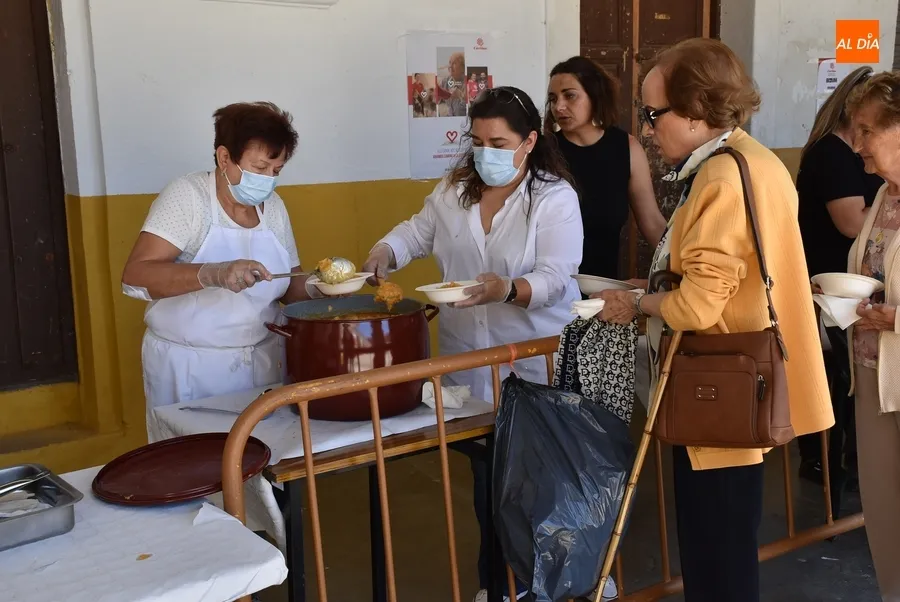 Foto 4 - Cerca de medio millar de comensales degusta las patatas mene&aacute;s de la Semana de la Caridad