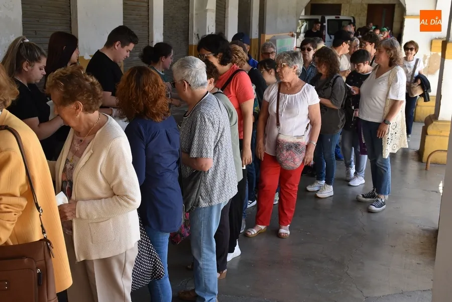 Foto 5 - Cerca de medio millar de comensales degusta las patatas mene&aacute;s de la Semana de la Caridad