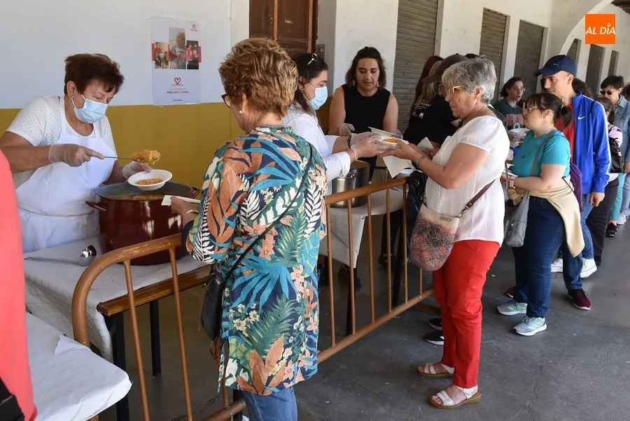 Foto 6 - Cerca de medio millar de comensales degusta las patatas mene&aacute;s de la Semana de la Caridad