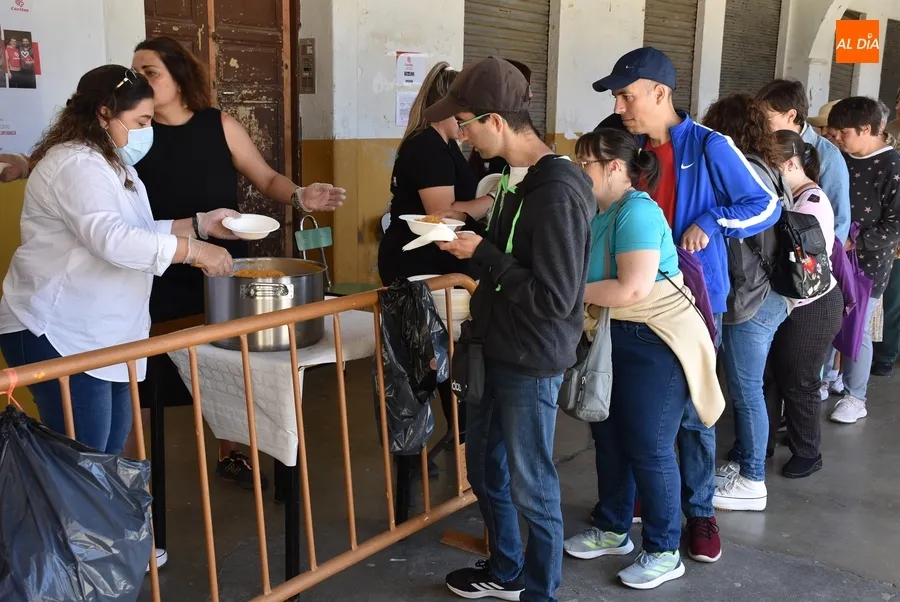Foto 7 - Cerca de medio millar de comensales degusta las patatas mene&aacute;s de la Semana de la Caridad