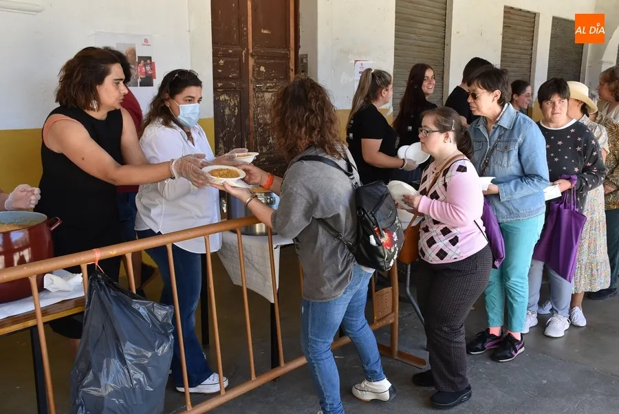 Foto 8 - Cerca de medio millar de comensales degusta las patatas mene&aacute;s de la Semana de la Caridad