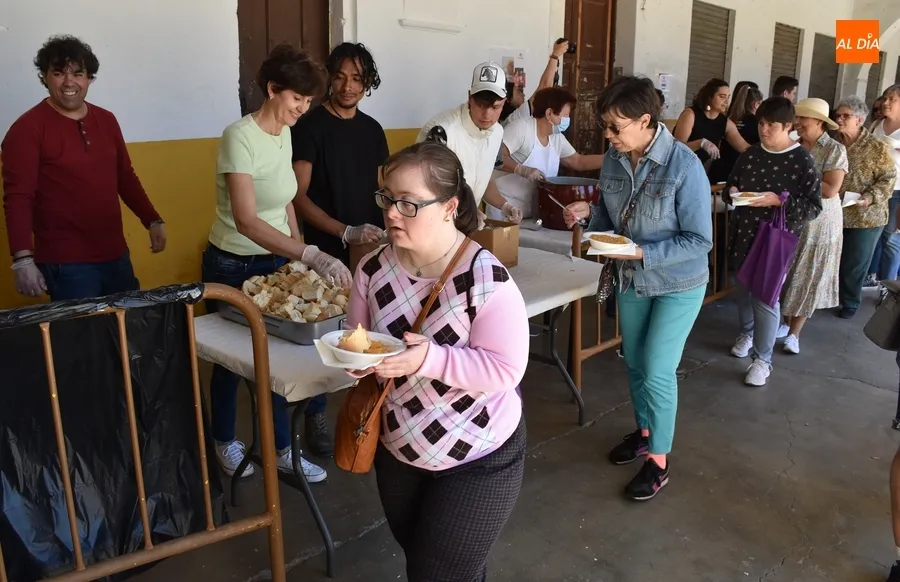 Foto 9 - Cerca de medio millar de comensales degusta las patatas mene&aacute;s de la Semana de la Caridad
