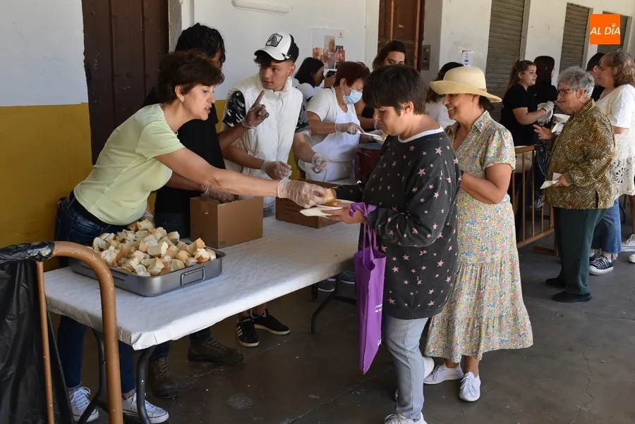Foto 10 - Cerca de medio millar de comensales degusta las patatas mene&aacute;s de la Semana de la Caridad