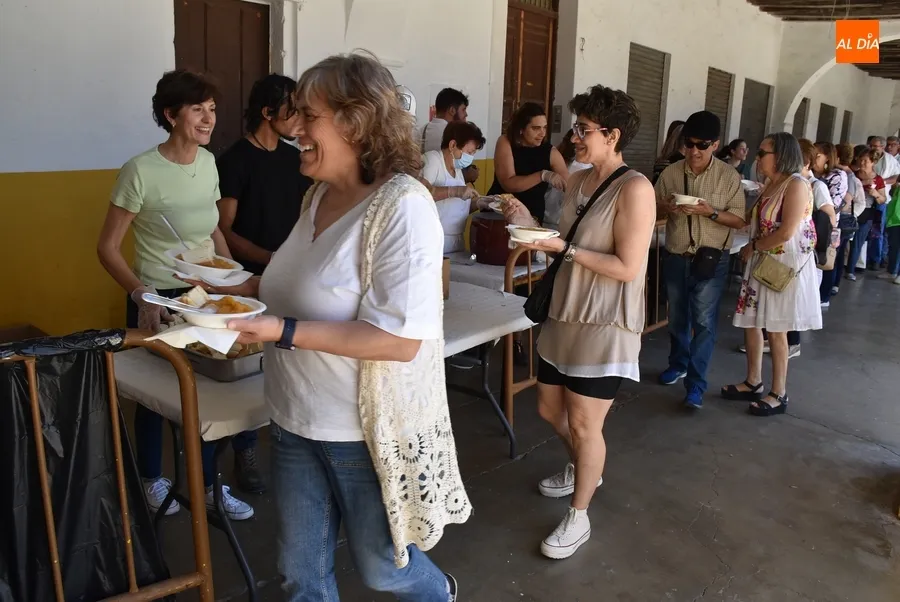 Foto 11 - Cerca de medio millar de comensales degusta las patatas mene&aacute;s de la Semana de la Caridad