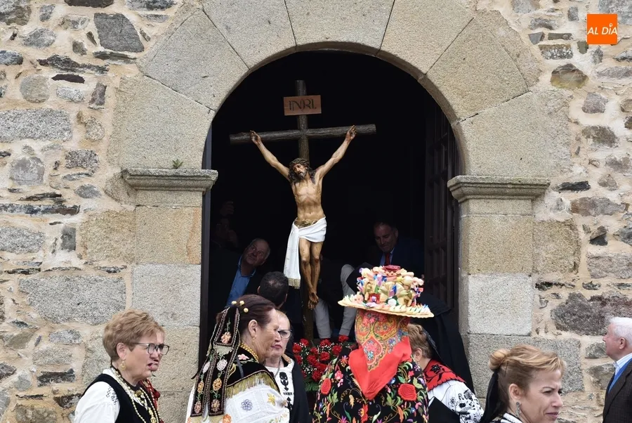 Foto 2 - Saelices el Chico abre sus fiestas procesionando la Santa Cruz con un gran apoyo institucional