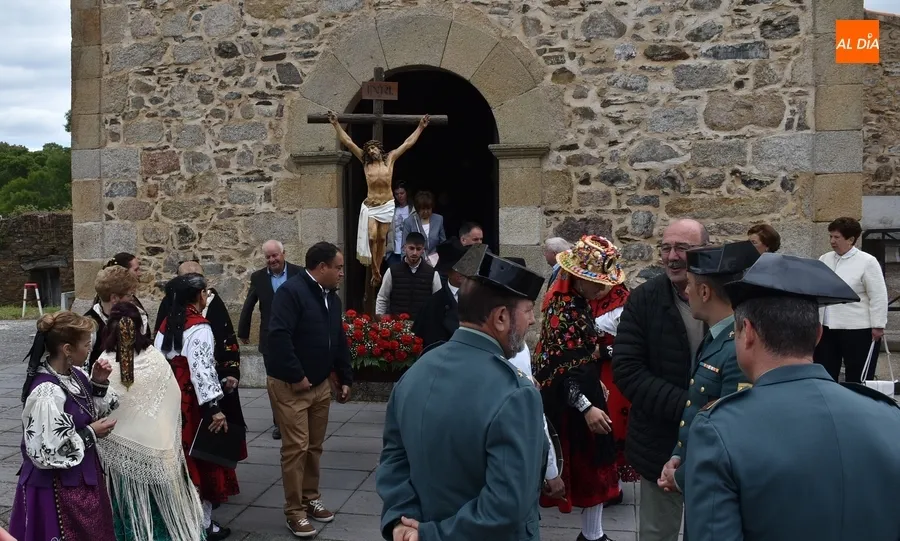 Foto 3 - Saelices el Chico abre sus fiestas procesionando la Santa Cruz con un gran apoyo institucional