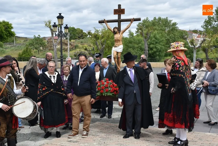 Foto 4 - Saelices el Chico abre sus fiestas procesionando la Santa Cruz con un gran apoyo institucional