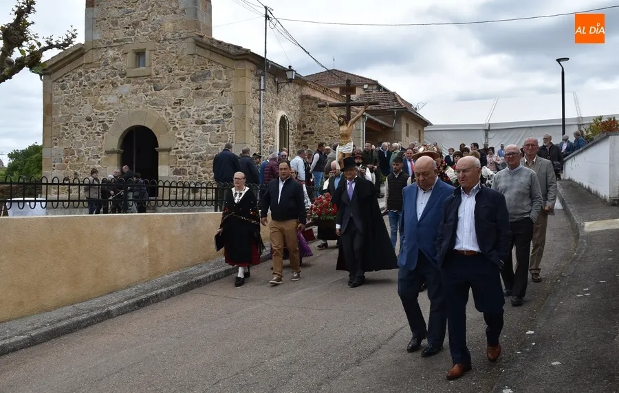 Foto 5 - Saelices el Chico abre sus fiestas procesionando la Santa Cruz con un gran apoyo institucional