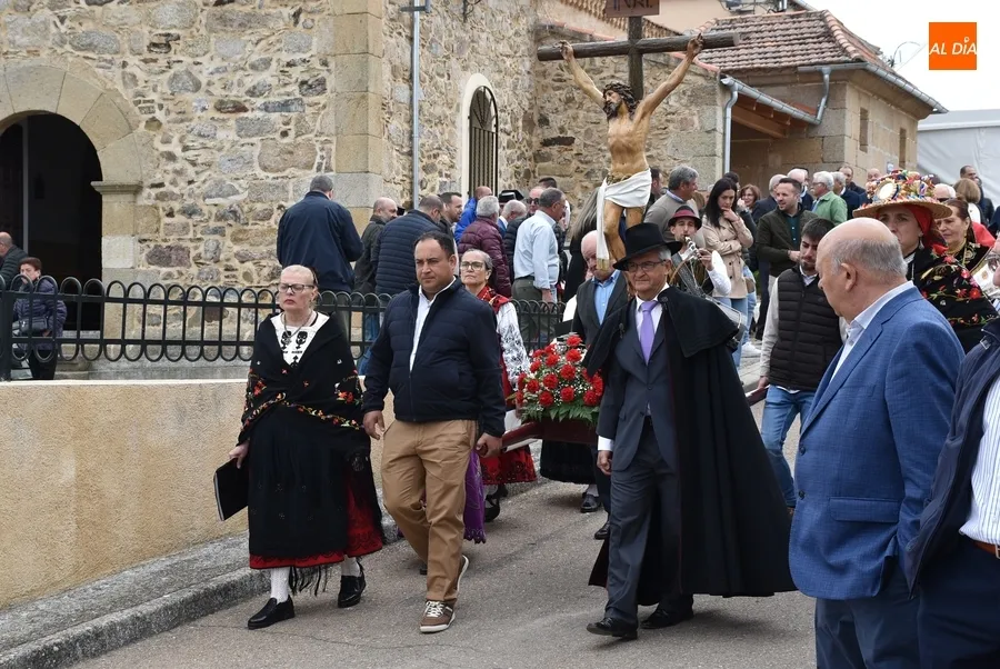 Foto 6 - Saelices el Chico abre sus fiestas procesionando la Santa Cruz con un gran apoyo institucional
