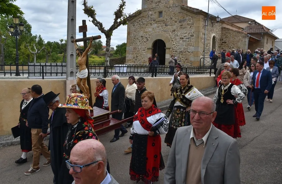 Foto 7 - Saelices el Chico abre sus fiestas procesionando la Santa Cruz con un gran apoyo institucional