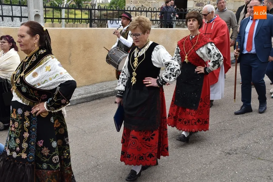 Foto 8 - Saelices el Chico abre sus fiestas procesionando la Santa Cruz con un gran apoyo institucional
