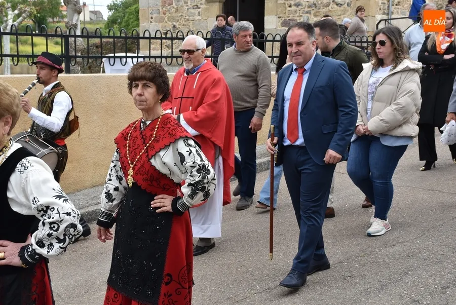 Foto 9 - Saelices el Chico abre sus fiestas procesionando la Santa Cruz con un gran apoyo institucional
