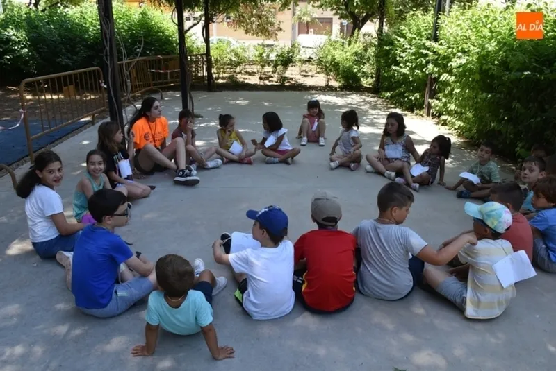 Monitora infantil en un campamento de verano. Foto de archivo.