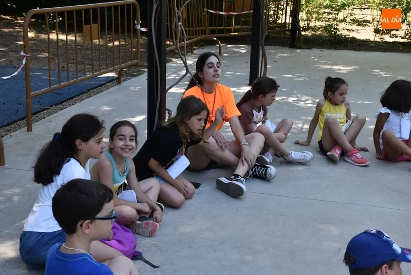 Monitora infantil en un campamento de verano. Foto de archivo.