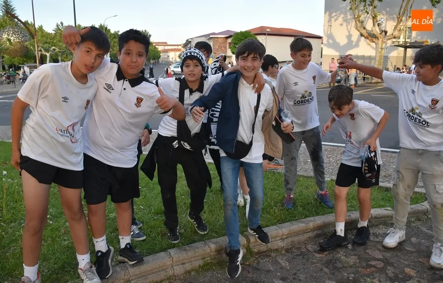 Foto 6 - Mir&oacute;briga festeja por todo lo alto el ascenso y el 1&ordm; t&iacute;tulo de Liga del Ciudad Rodrigo CF