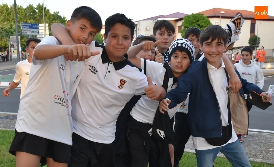 Foto 7 - Mir&oacute;briga festeja por todo lo alto el ascenso y el 1&ordm; t&iacute;tulo de Liga del Ciudad Rodrigo CF