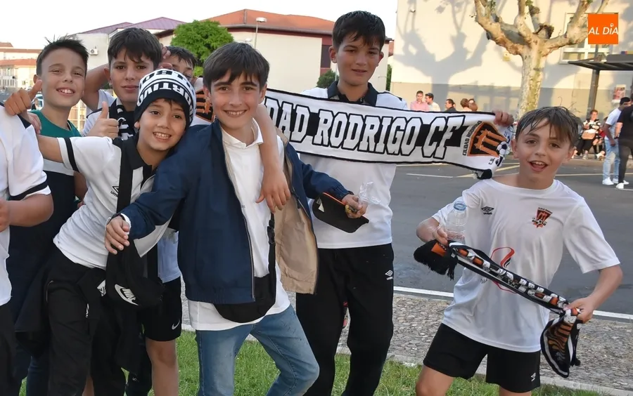Foto 8 - Mir&oacute;briga festeja por todo lo alto el ascenso y el 1&ordm; t&iacute;tulo de Liga del Ciudad Rodrigo CF