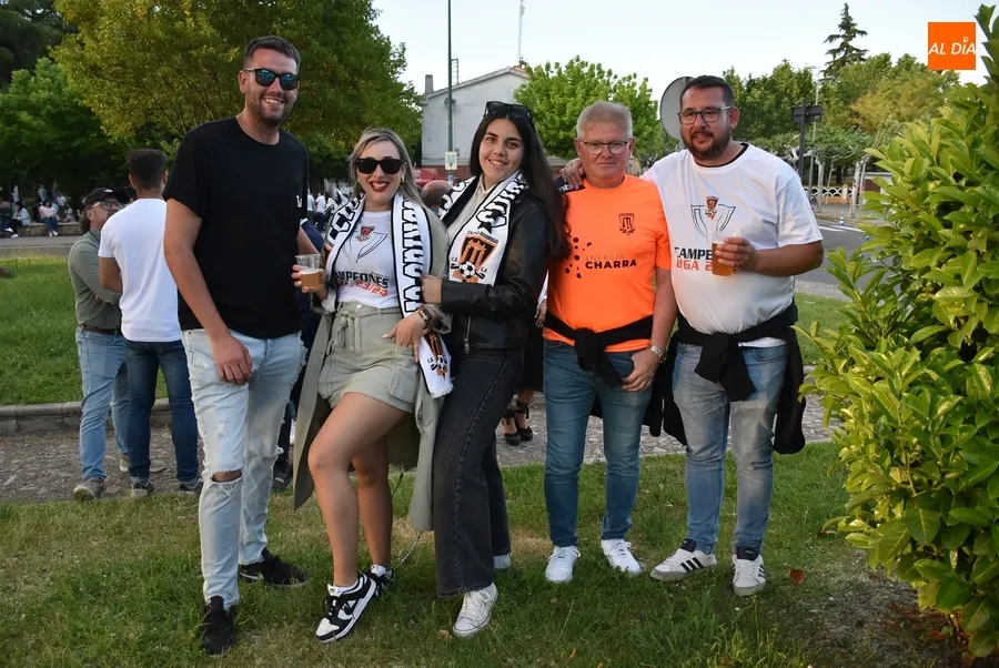 Foto 9 - Mir&oacute;briga festeja por todo lo alto el ascenso y el 1&ordm; t&iacute;tulo de Liga del Ciudad Rodrigo CF