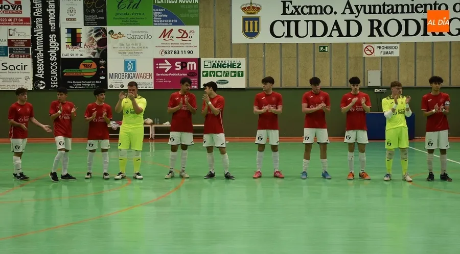 Foto 3 - Al III Juvenil le falta un pel&iacute;n de acierto para rascar algo en el derby final ante Inter Sala