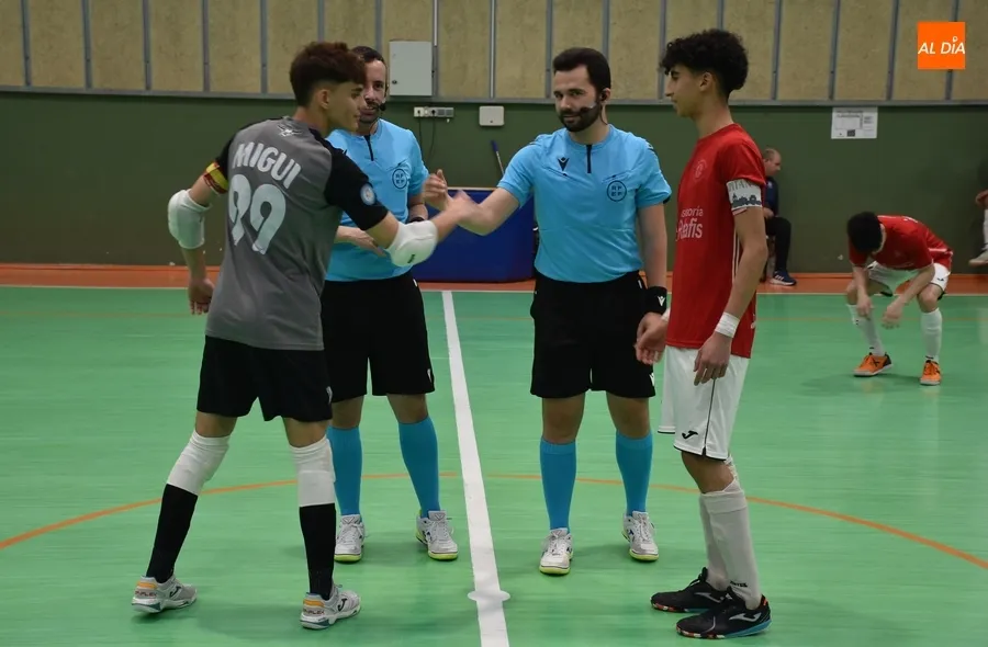 Foto 6 - Al III Juvenil le falta un pel&iacute;n de acierto para rascar algo en el derby final ante Inter Sala