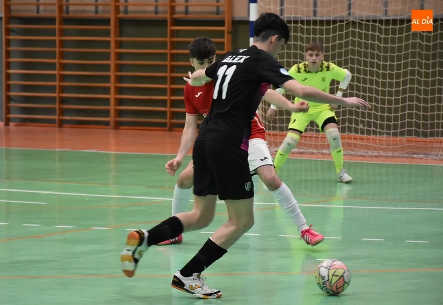 Foto 10 - Al III Juvenil le falta un pel&iacute;n de acierto para rascar algo en el derby final ante Inter Sala