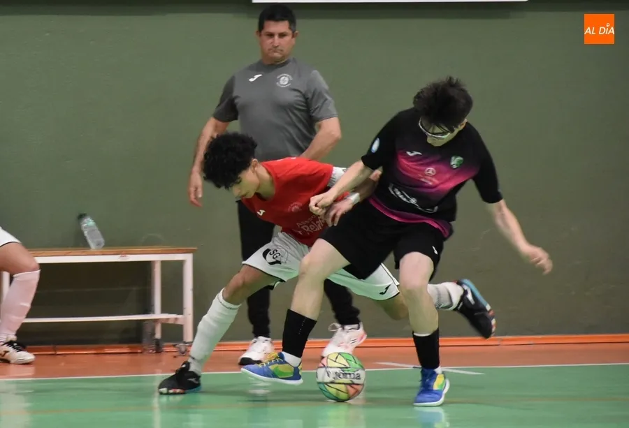 Foto 11 - Al III Juvenil le falta un pel&iacute;n de acierto para rascar algo en el derby final ante Inter Sala
