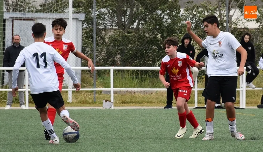 Foto 10 - El Infantil del Ciudad Rodrigo se despide de su afici&oacute;n goleando al Navega B