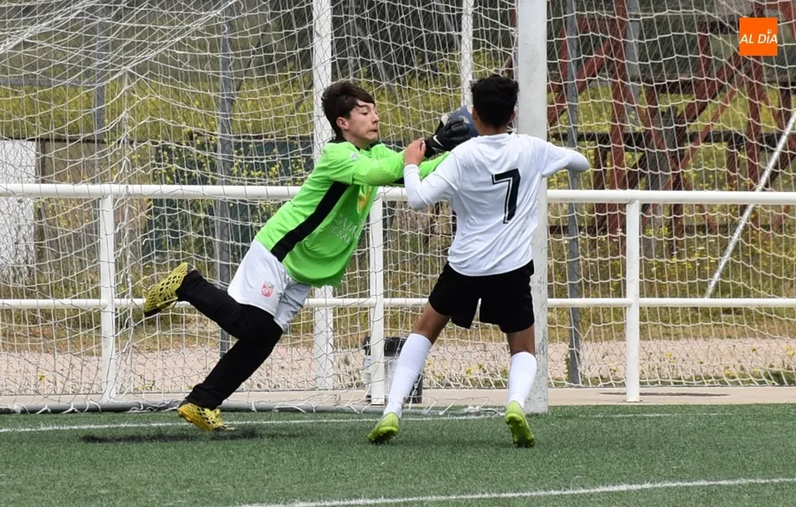 Foto 11 - El Infantil del Ciudad Rodrigo se despide de su afici&oacute;n goleando al Navega B