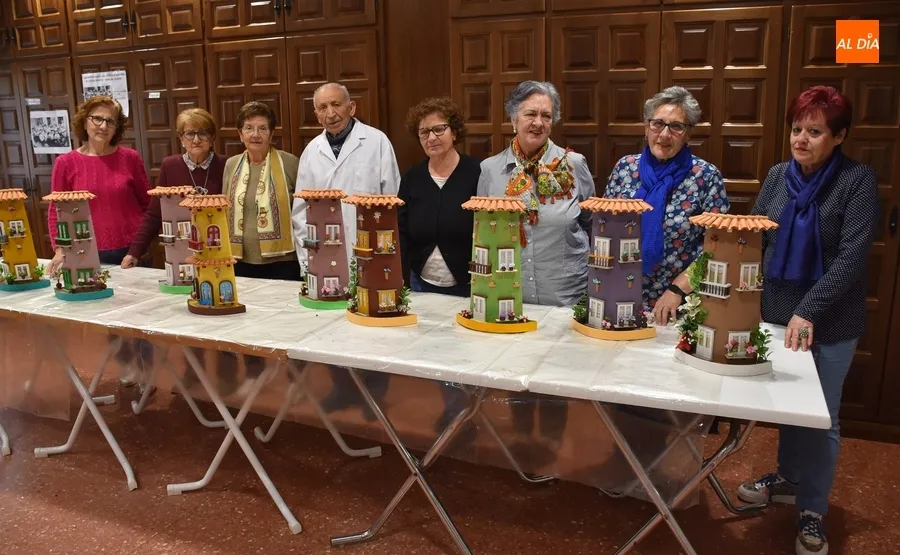 Foto 2 - Las alumnas de Manualidades del Centro de Mayores culminan la decoraci&oacute;n de unas tejas