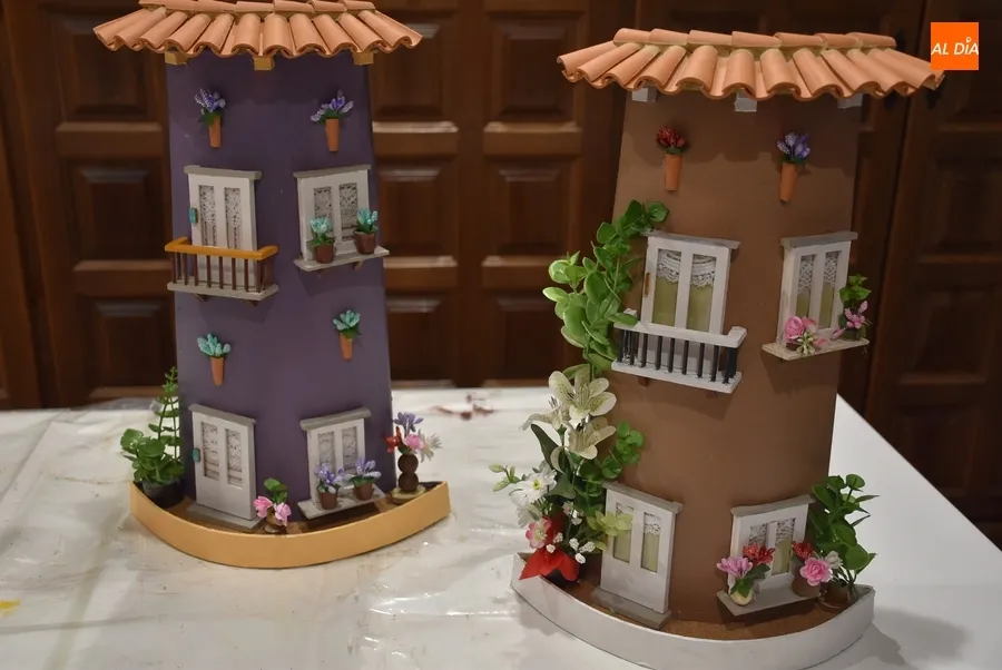 Foto 3 - Las alumnas de Manualidades del Centro de Mayores culminan la decoraci&oacute;n de unas tejas