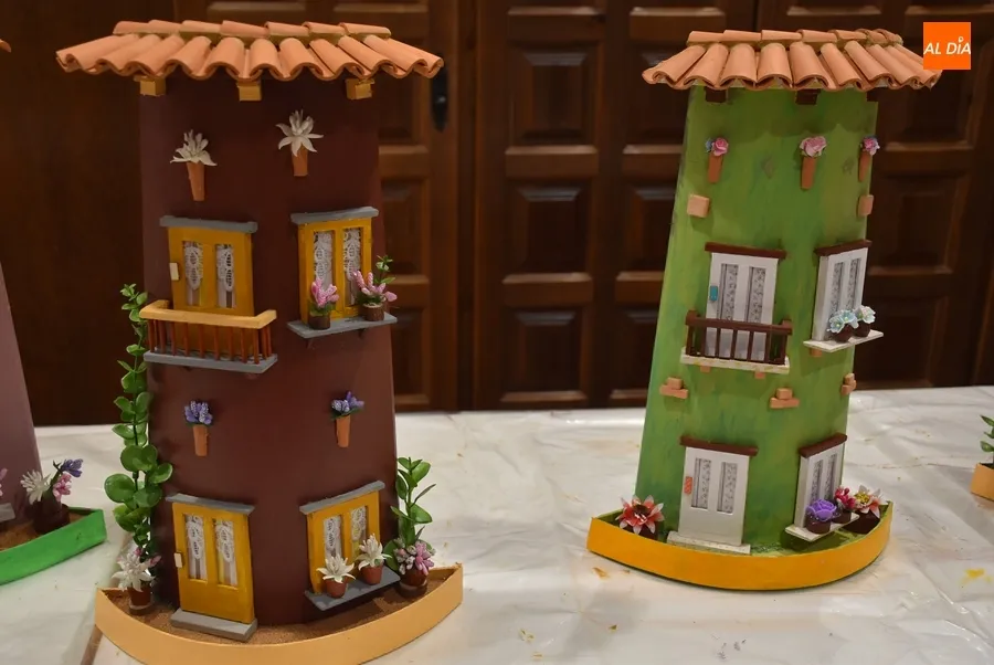 Foto 4 - Las alumnas de Manualidades del Centro de Mayores culminan la decoraci&oacute;n de unas tejas