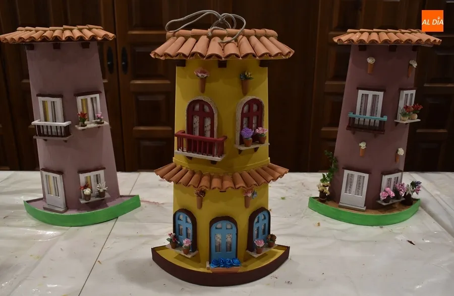 Foto 5 - Las alumnas de Manualidades del Centro de Mayores culminan la decoraci&oacute;n de unas tejas