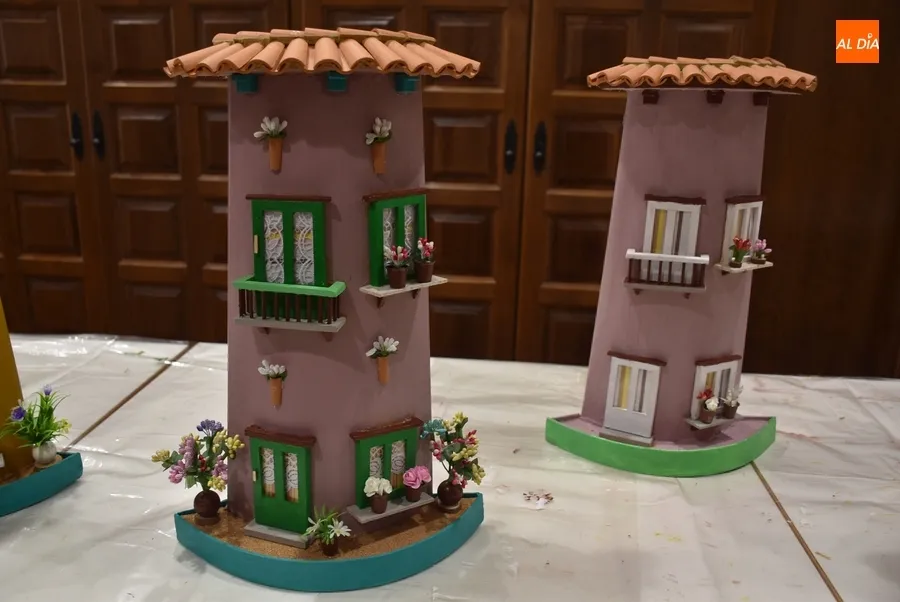 Foto 6 - Las alumnas de Manualidades del Centro de Mayores culminan la decoraci&oacute;n de unas tejas