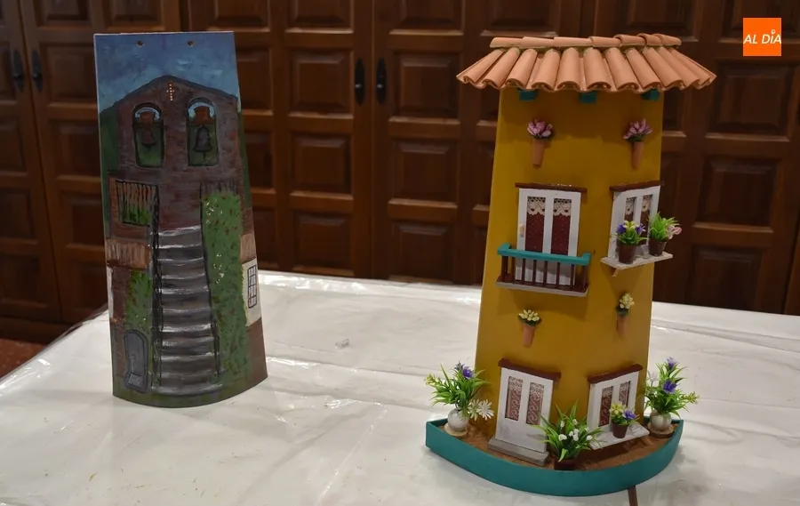 Foto 7 - Las alumnas de Manualidades del Centro de Mayores culminan la decoraci&oacute;n de unas tejas