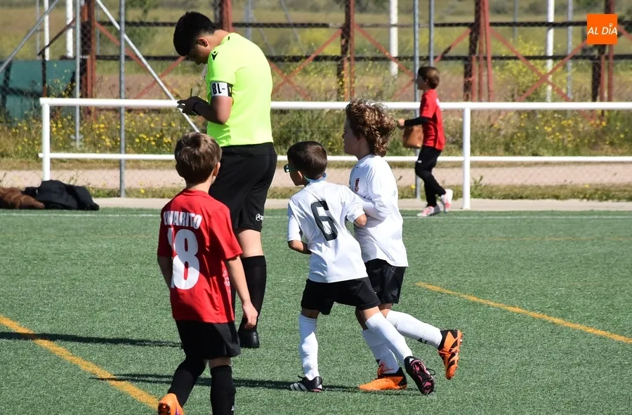 Foto 4 - #M [4-5 MAY] El Prebenjam&iacute;n del Ciudad Rodrigo sale victorioso de su toma y daca goleador ante Calasanz