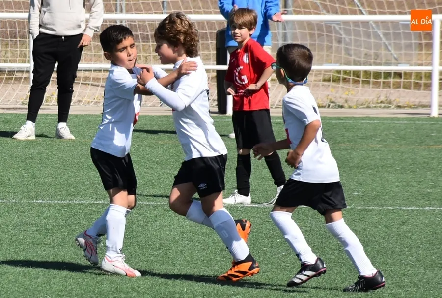 Foto 5 - #M [4-5 MAY] El Prebenjam&iacute;n del Ciudad Rodrigo sale victorioso de su toma y daca goleador ante Calasanz