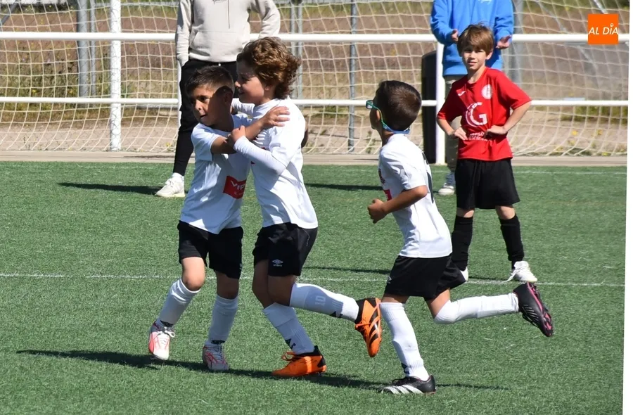 Foto 6 - #M [4-5 MAY] El Prebenjam&iacute;n del Ciudad Rodrigo sale victorioso de su toma y daca goleador ante Calasanz